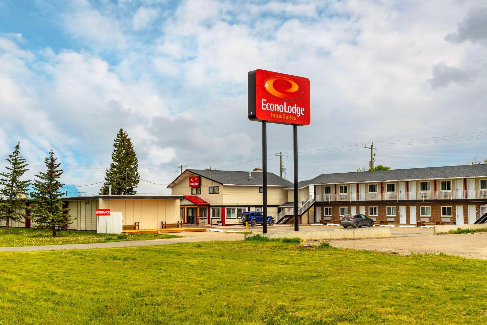 Econo Lodge Inn & Suites Pincher Creek Exterior photo