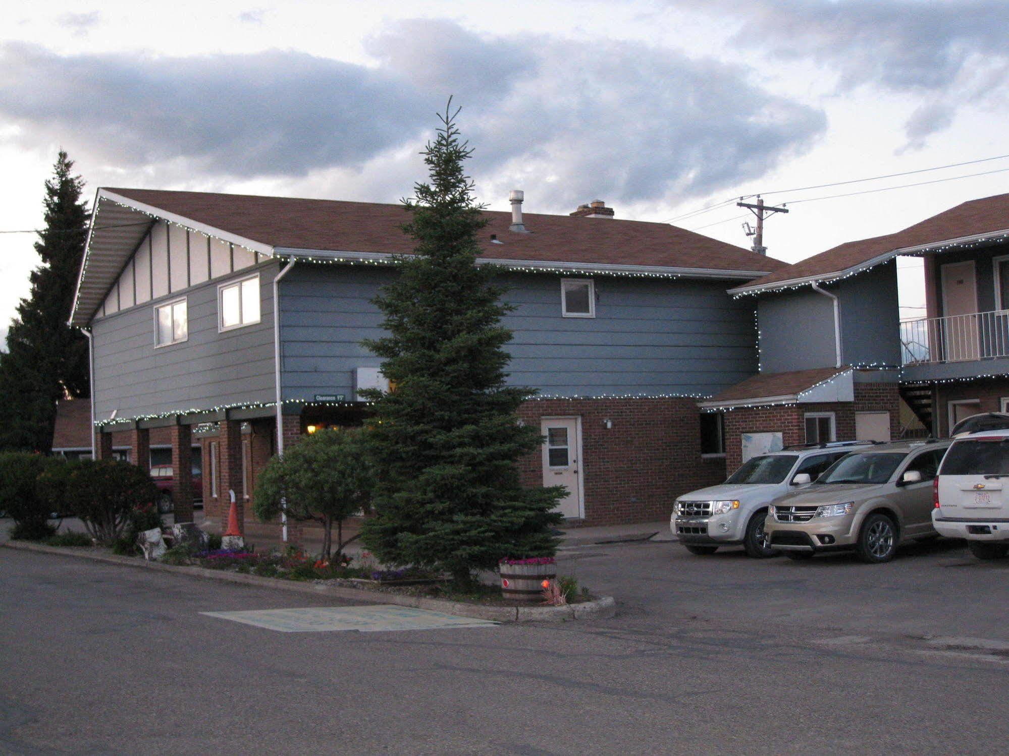 Econo Lodge Inn & Suites Pincher Creek Exterior photo