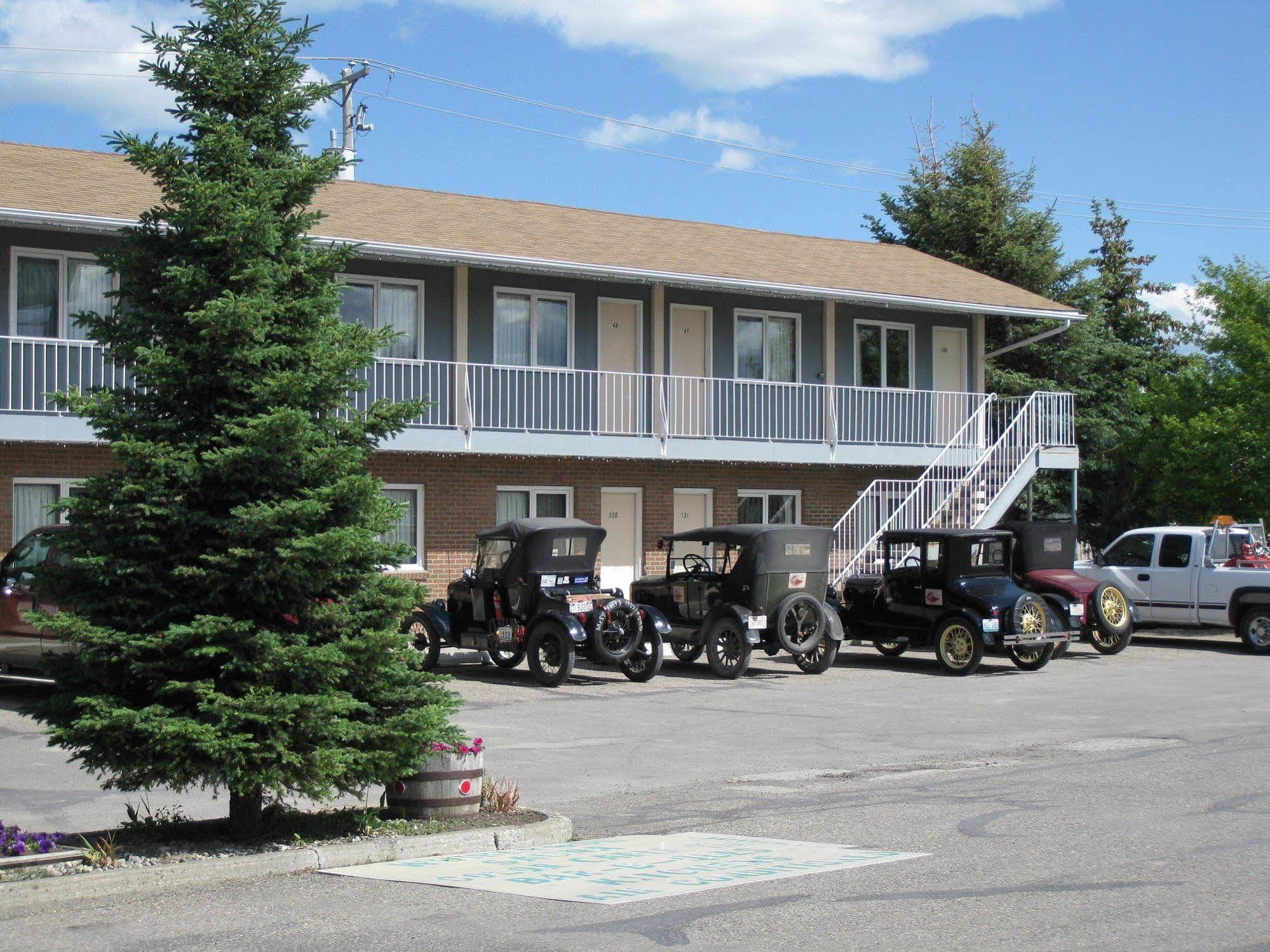 Econo Lodge Inn & Suites Pincher Creek Exterior photo