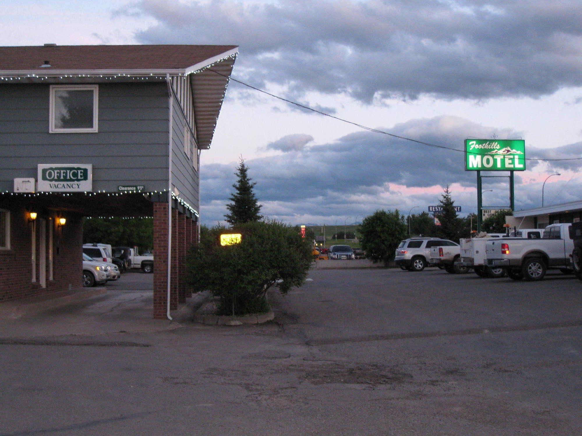 Econo Lodge Inn & Suites Pincher Creek Exterior photo