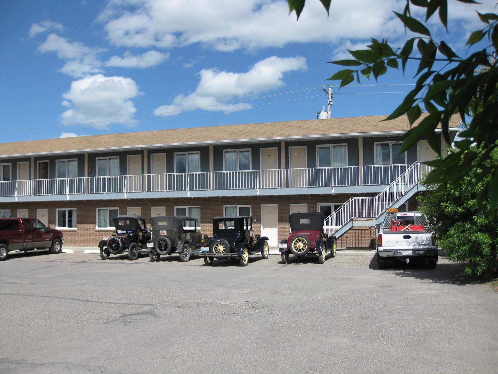 Econo Lodge Inn & Suites Pincher Creek Exterior photo