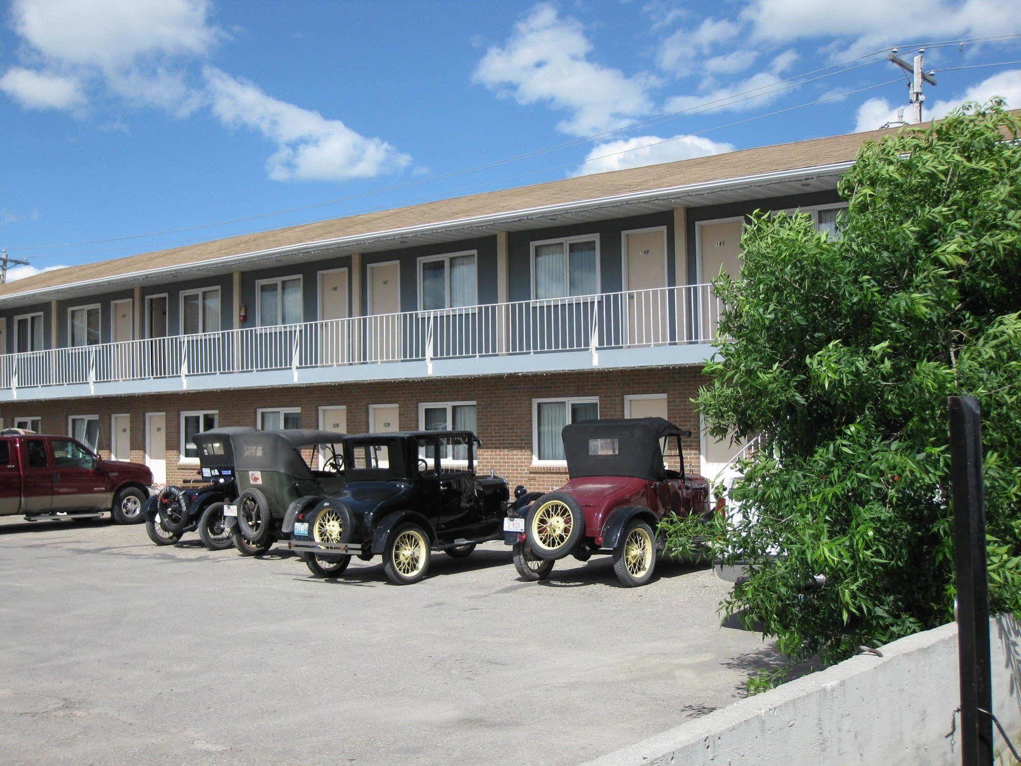 Econo Lodge Inn & Suites Pincher Creek Exterior photo