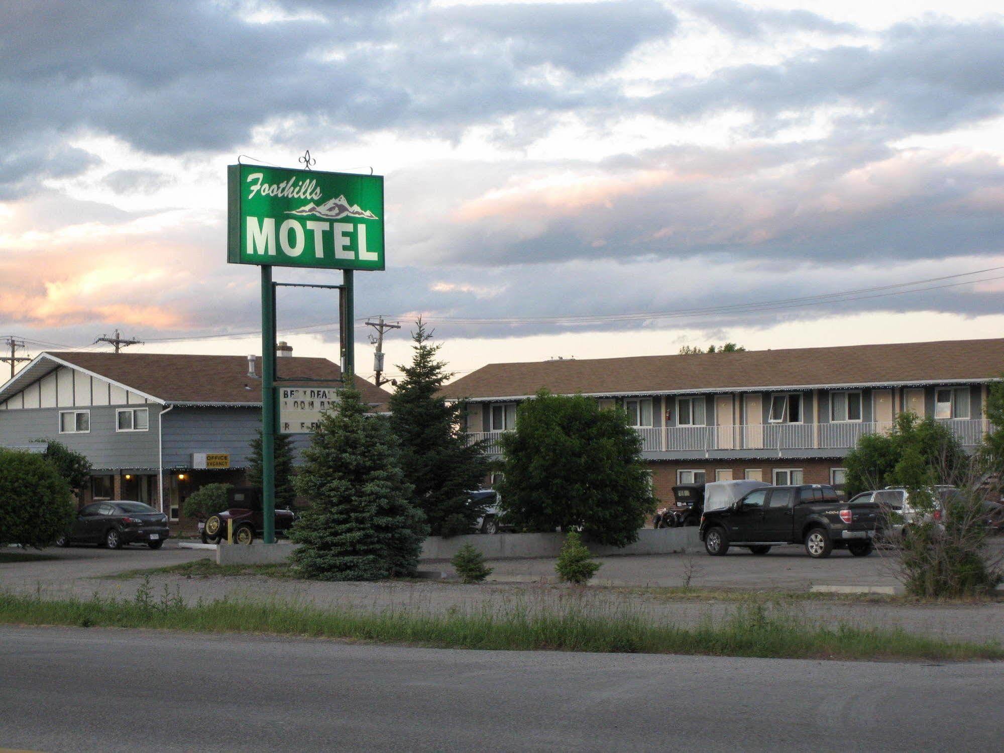 Econo Lodge Inn & Suites Pincher Creek Exterior photo