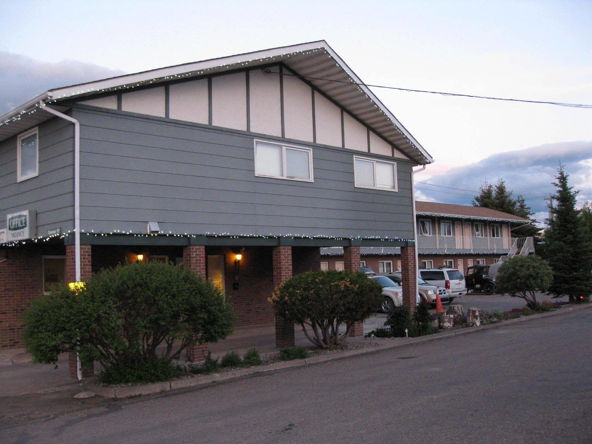 Econo Lodge Inn & Suites Pincher Creek Exterior photo